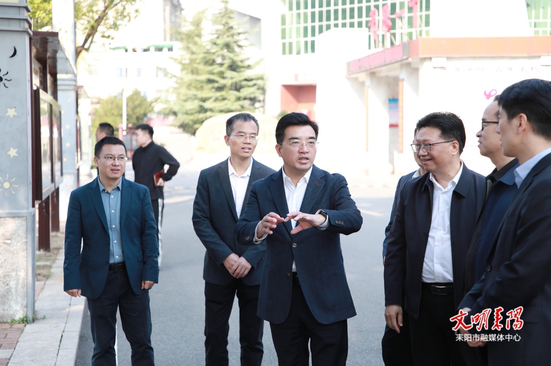 赖馨正到部分学校督导食品安全