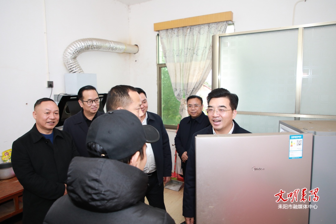 赖馨正督导乡村振兴并走访慰问驻村工作队和部分优秀专家人才