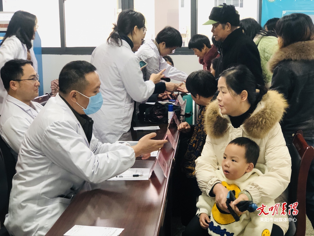 市妇联开展健康义诊及走访慰问活动