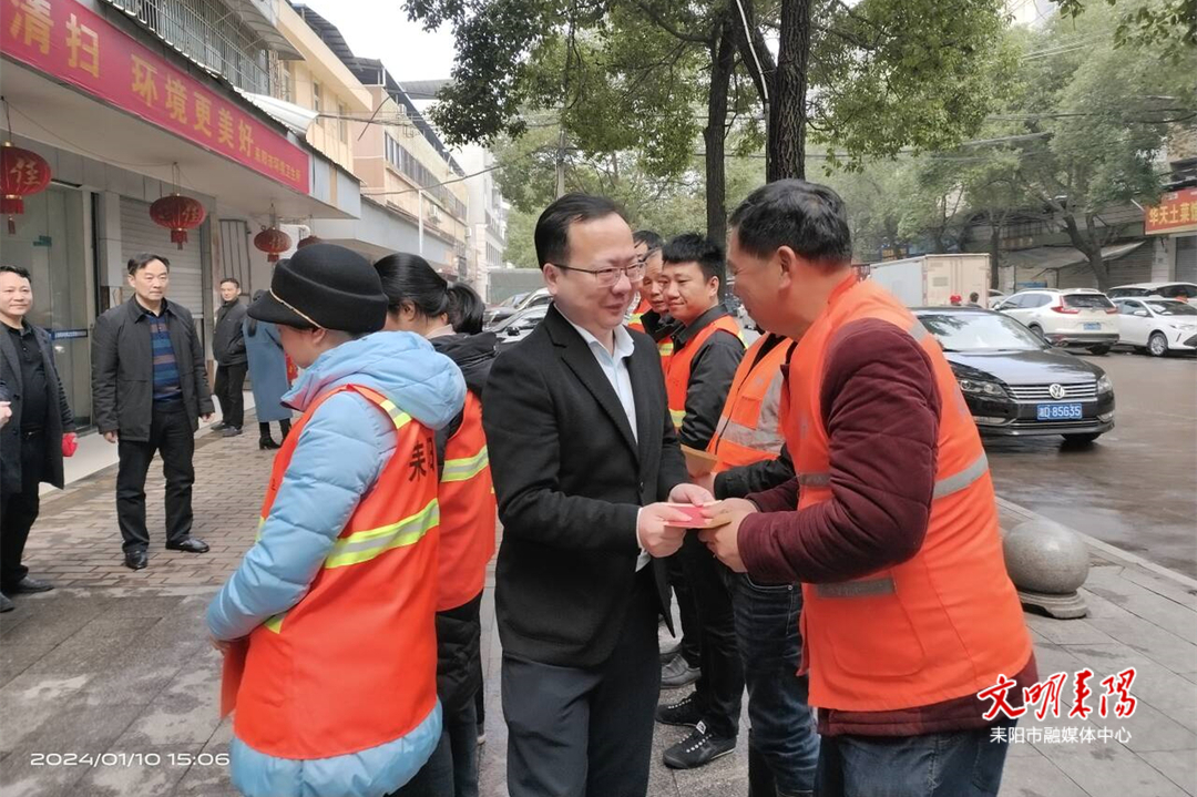 市领导走访慰问环卫工人和困难职工