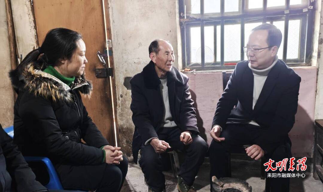 市领导走访慰问老党员、困难职工、计生困难家庭