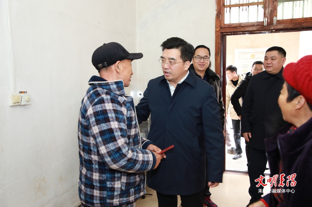赖馨正到新市镇走访慰问部分困难党员
