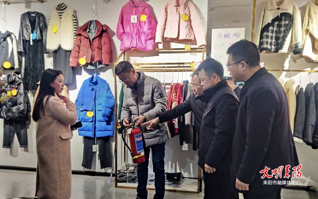 市领导督查安全生产和市场供应情况