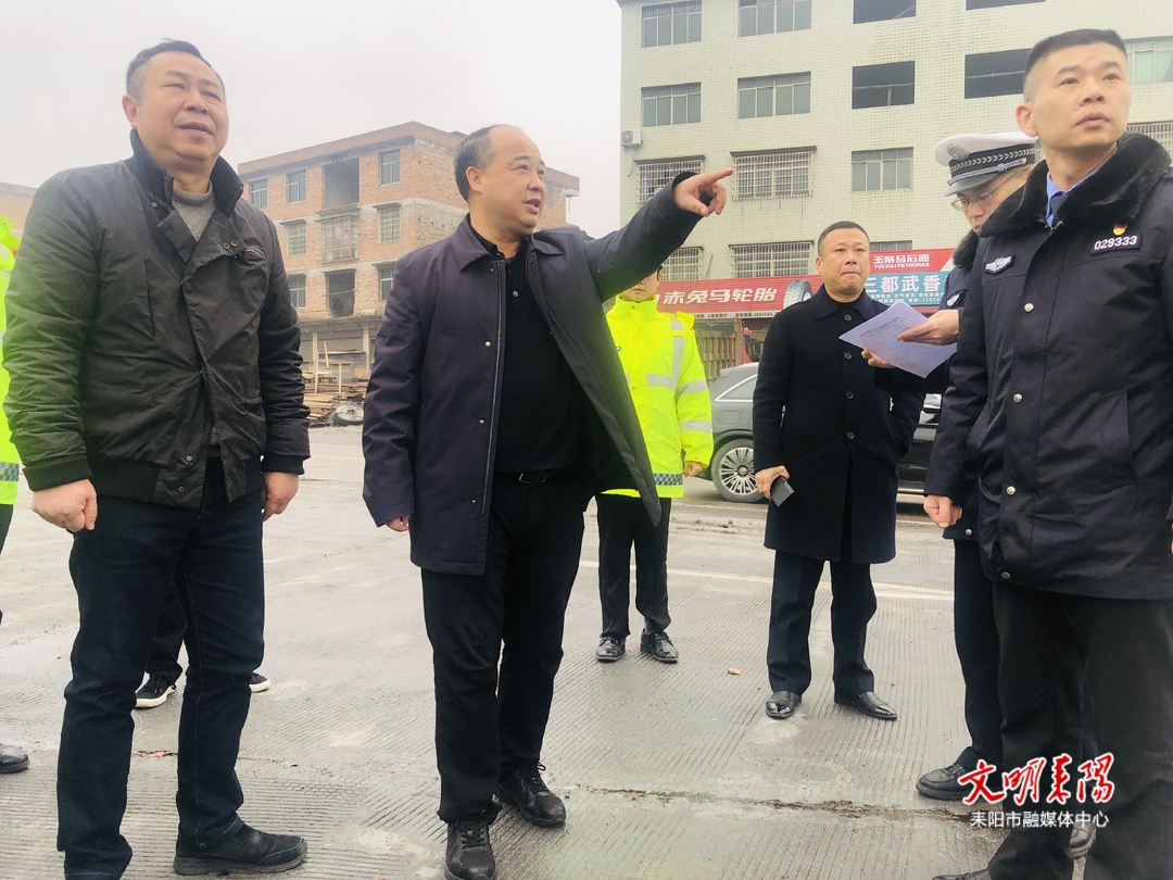 伍检告调研城区重点路段交通保畅通工作
