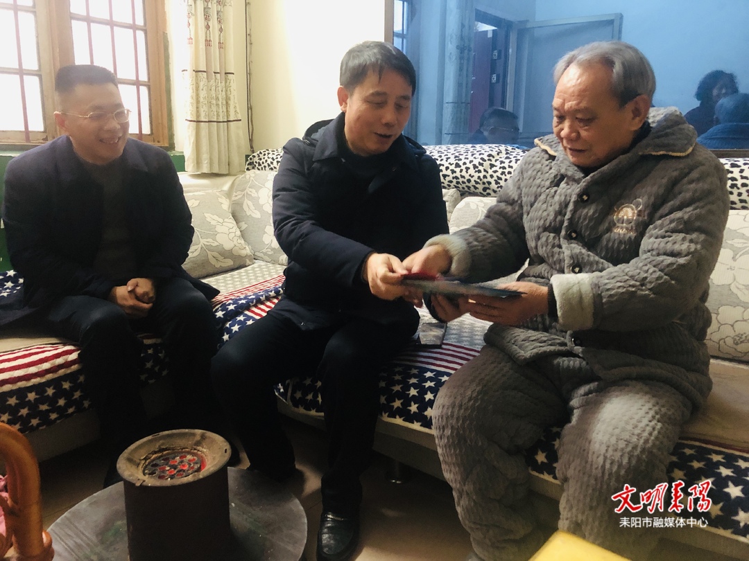 李云看望慰问退休老干部