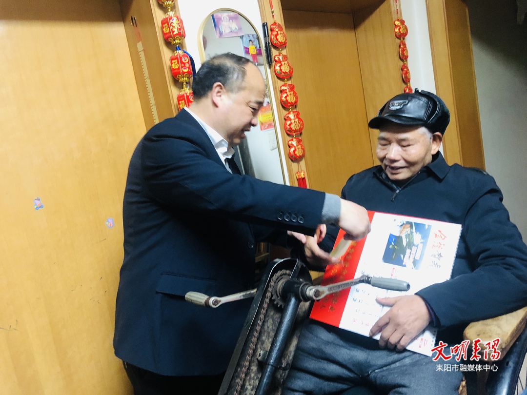 伍检告走访慰问革命残疾军人