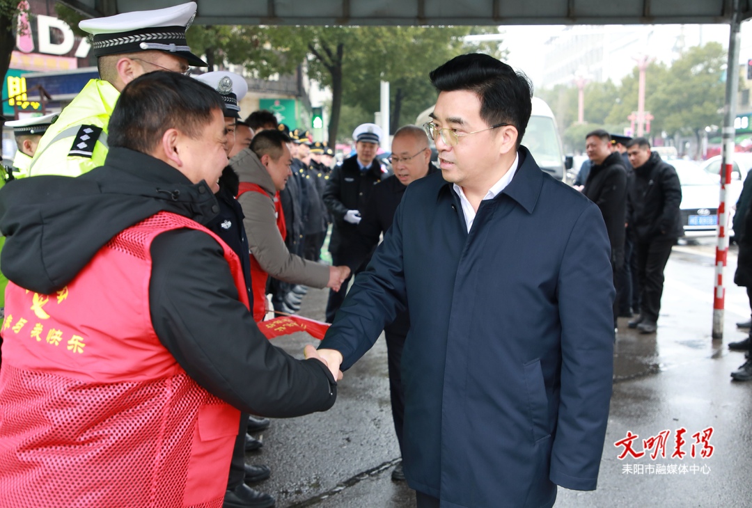 赖馨正、尹立鑫看望慰问交警、环卫工人等一线工作人员
