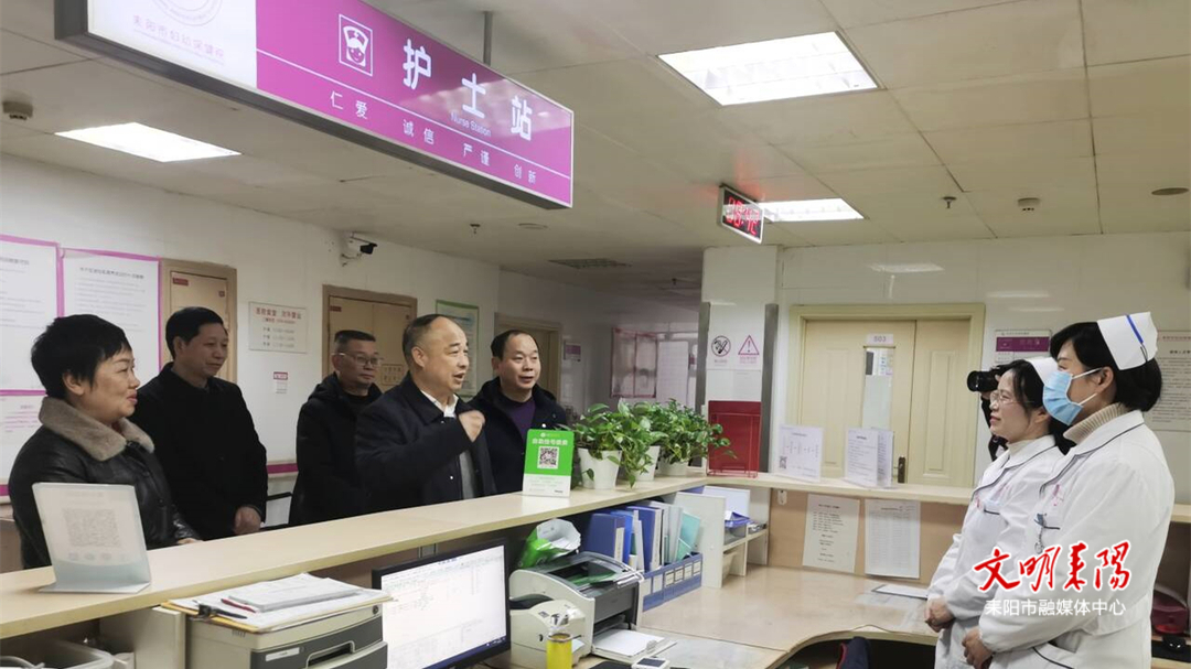 伍检告看望慰问一线医务人员和住院患者