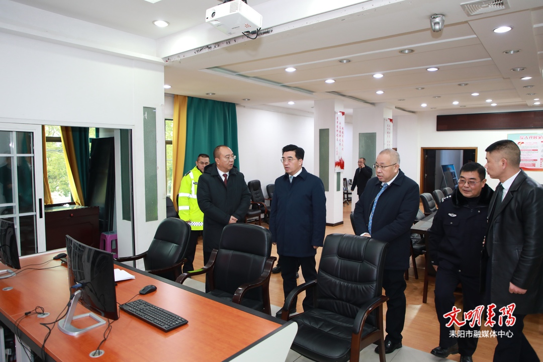 赖馨正、尹立鑫到市公安局交警大队督导春节保畅通工作并陪民辅警用中餐