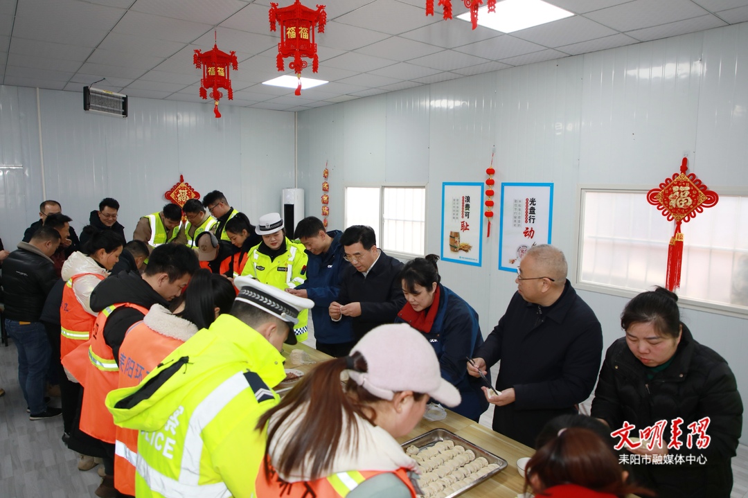 图集｜赖馨正、尹立鑫与建筑工人、环卫工人、执勤交警包饺子 共庆新春佳节