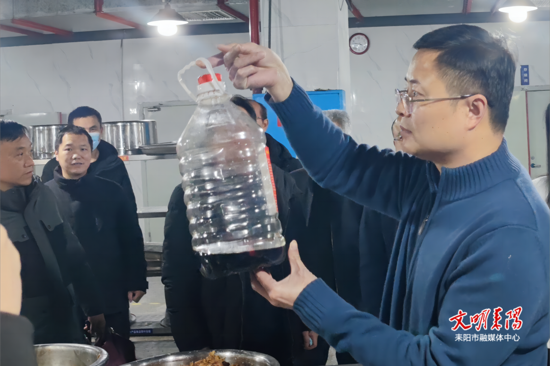 龚志桂到包保学校开展食品安全“两个责任”督导检查