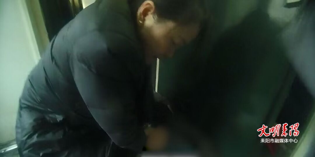 旅客车厢内昏厥  耒阳医生紧急施救