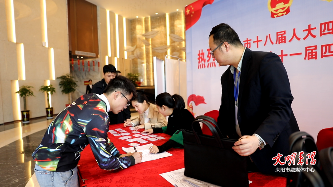 怀揣民意而来   满载期望而行  今天人大代表陆续报到