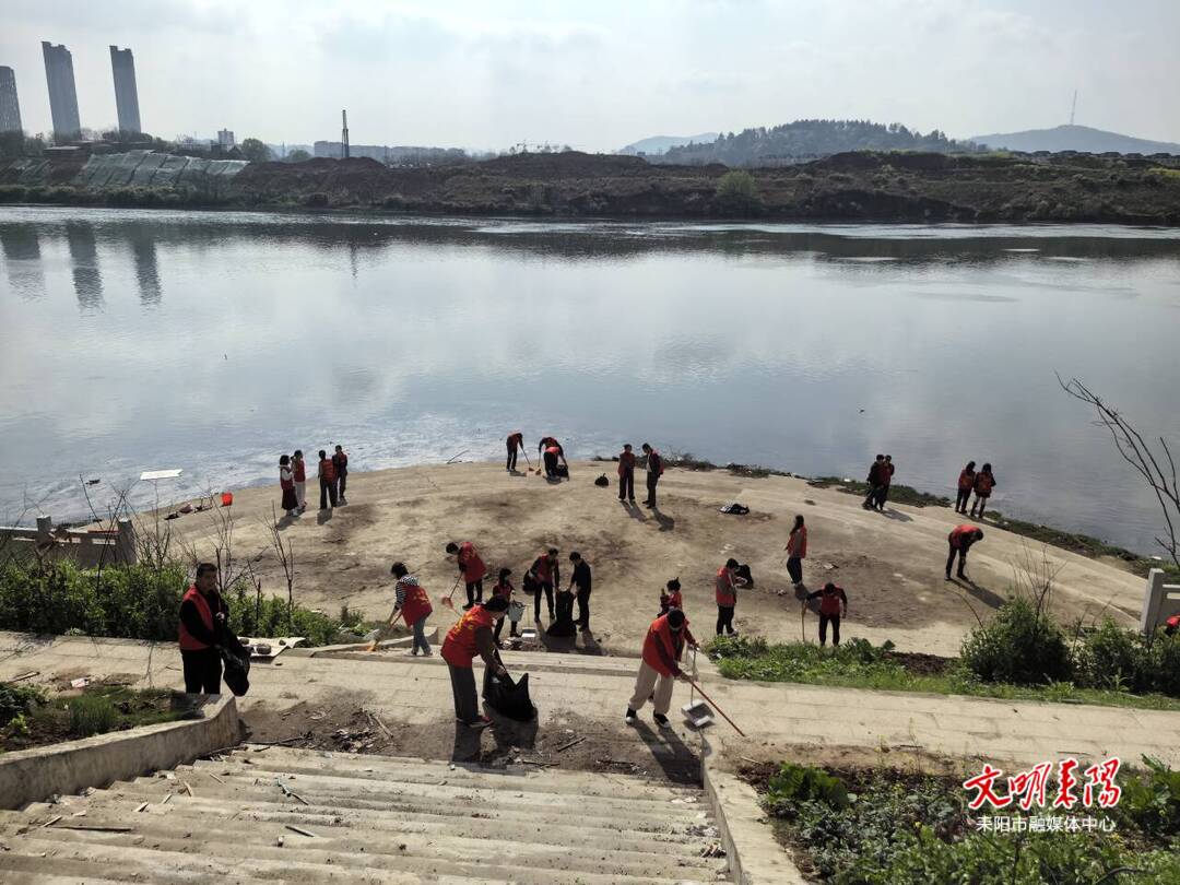 开展河道清理 守护水清岸绿