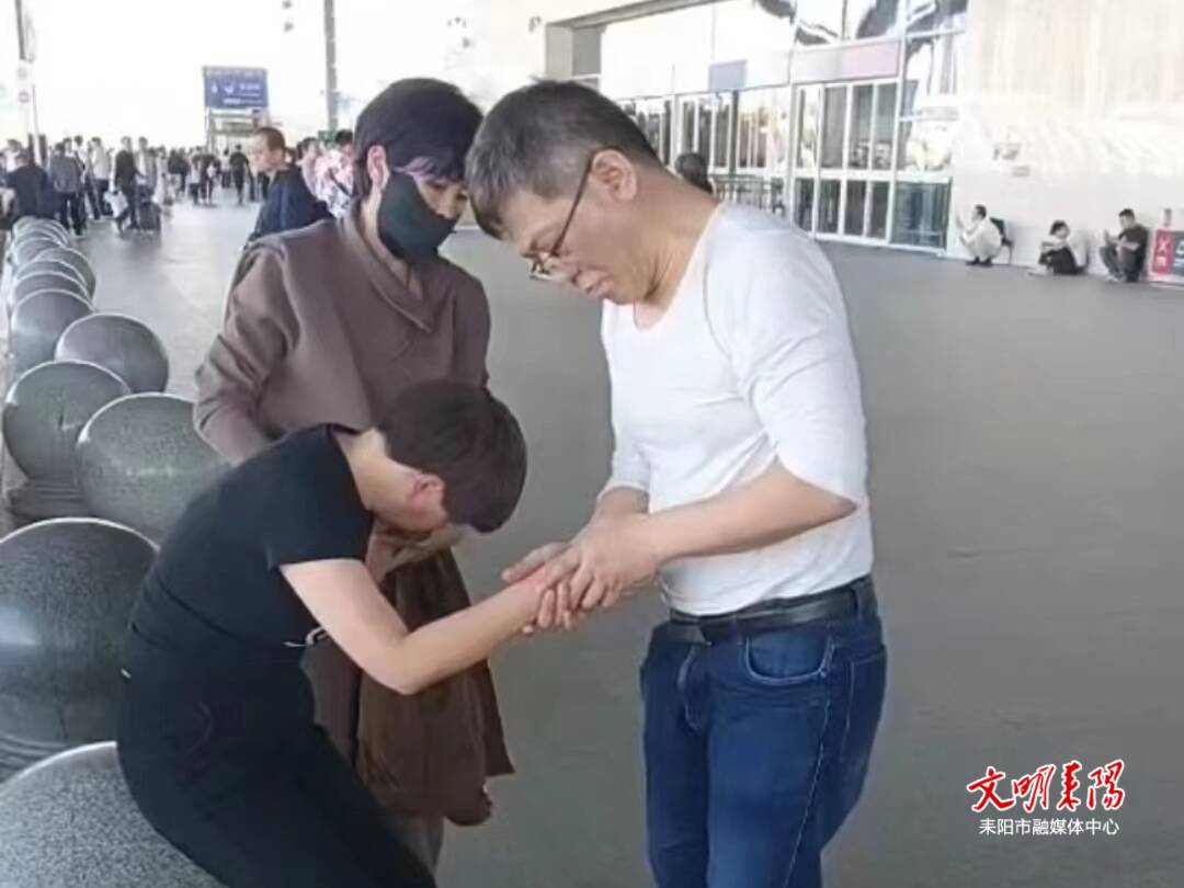 旅客候车大厅外晕厥  耒阳医生爱心救助