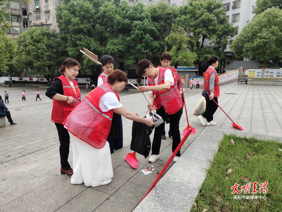 志愿者开展“迎五一”环境卫生大清理