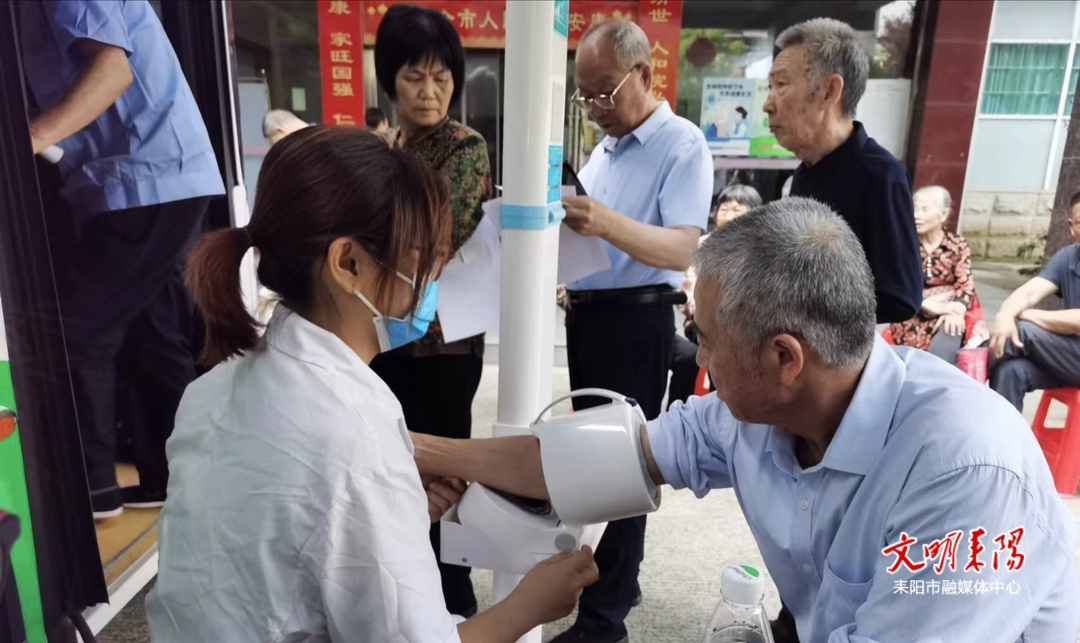 送“检”上门！改装移动体检车服务老人更有速度、更有温度