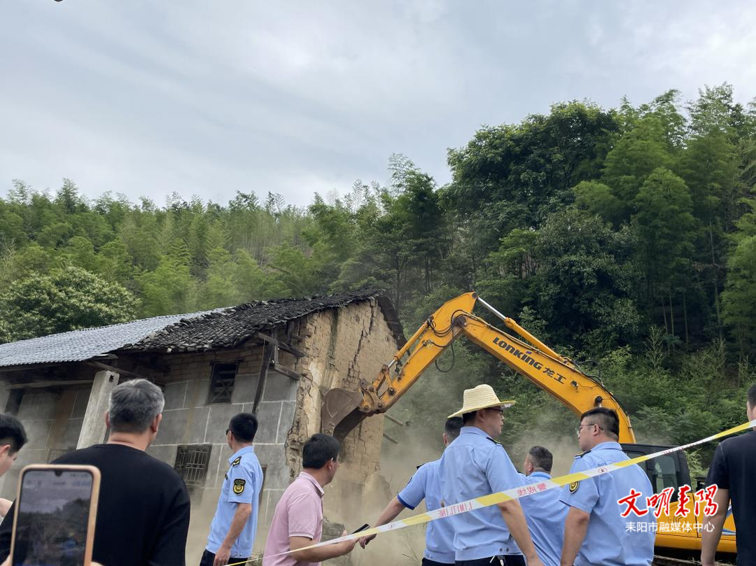 黄市镇持续推进“治房”行动 提升人居环境