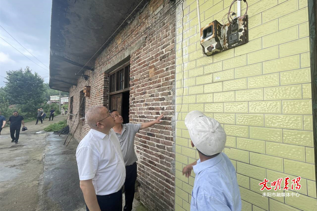 尹立鑫督导调研亮源乡地质灾害隐患点防治工作