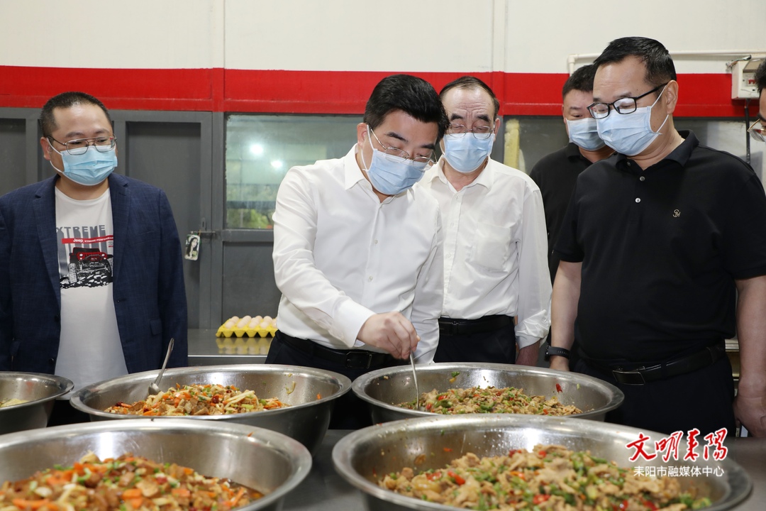 赖馨正突击检查学校食品安全工作