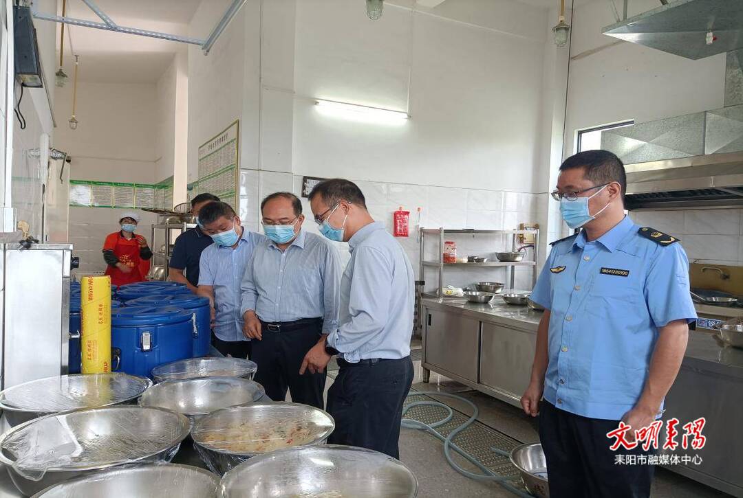 市领导检查学校食品安全工作