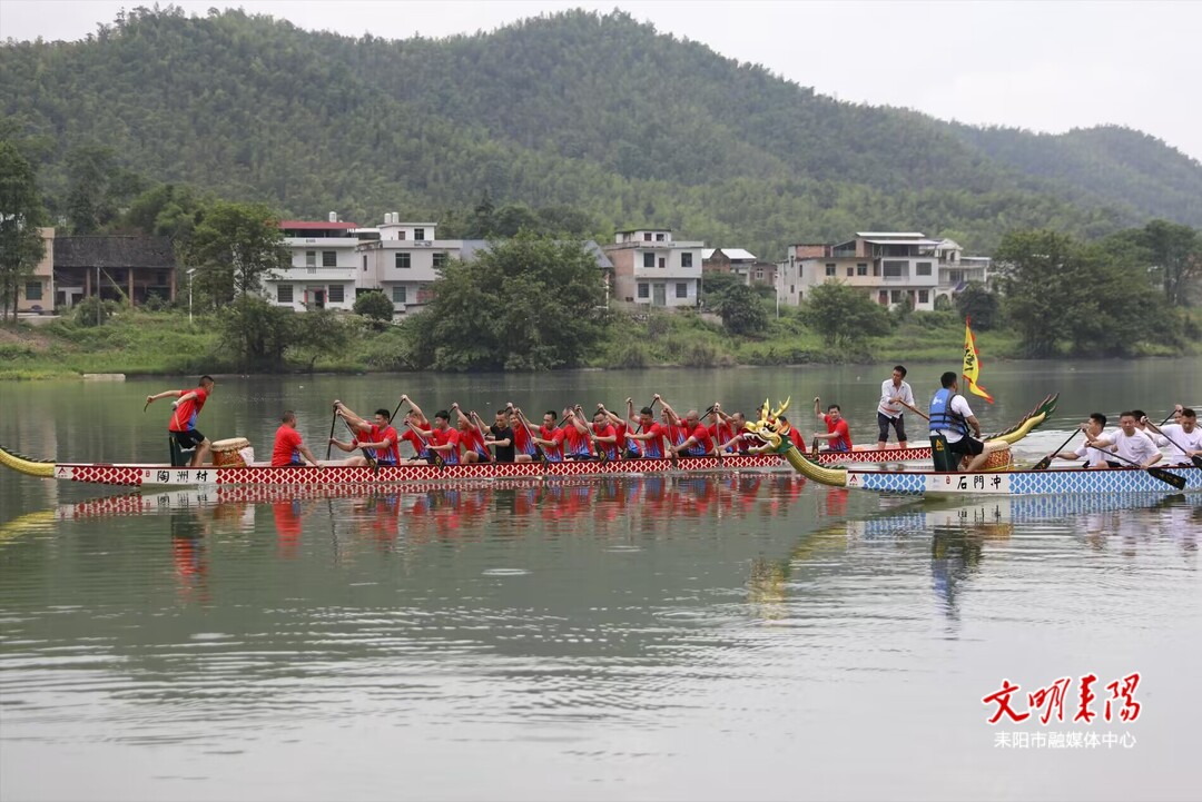 龙舟竞渡与长桌盛宴齐“舞”！村民自发共庆端午佳节
