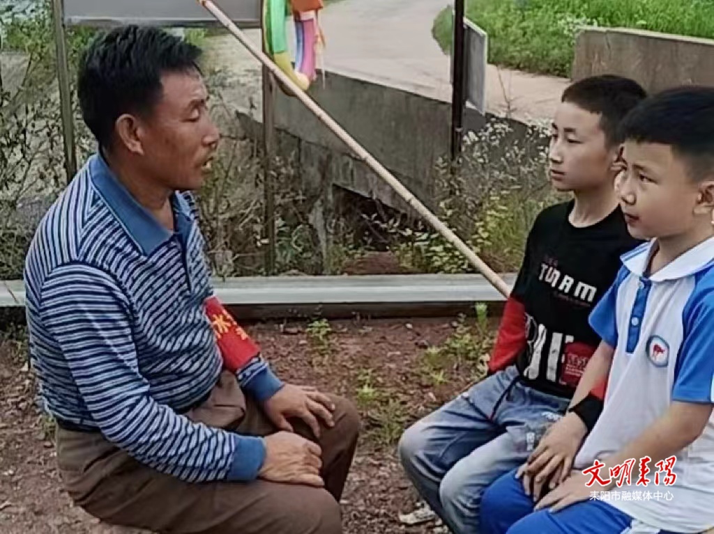 【我是“湾村明白人”（138）】刘功俊：只要在一天就会守护孩子们的安全