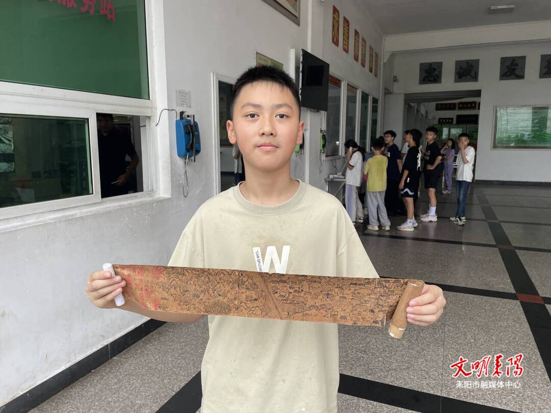 正源学校小学生绘制1.7米山水画卷