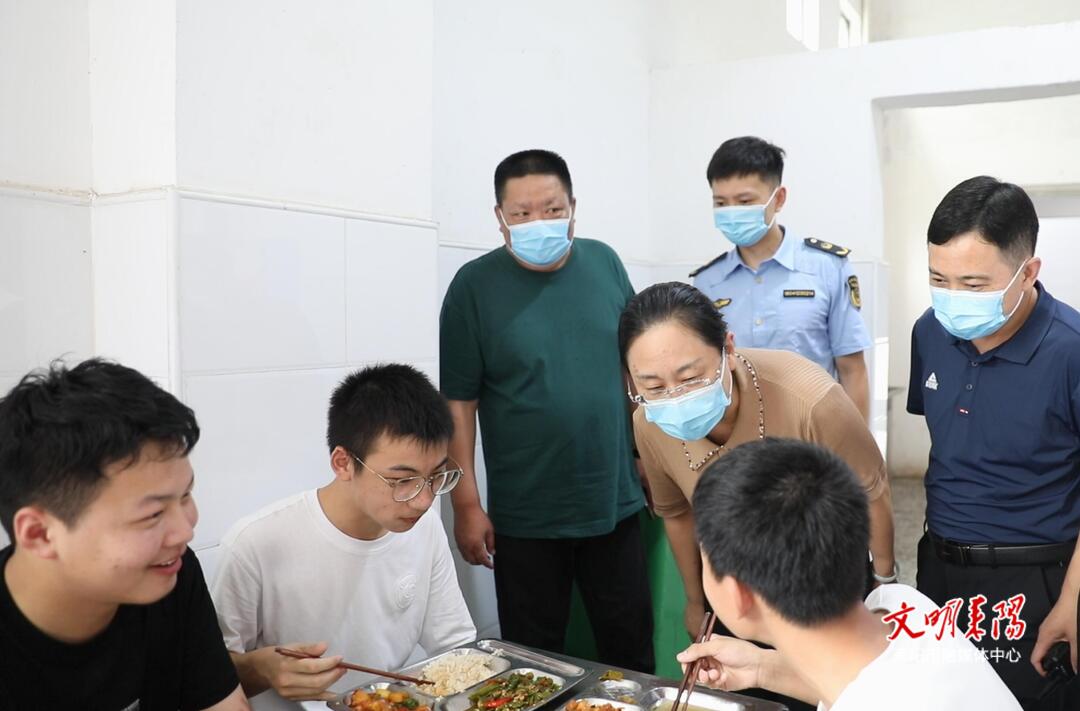 市领导到杜甫学校学考考点检查食堂食品安全