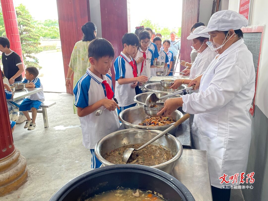 免费午餐进校园 爱心助学暖人心