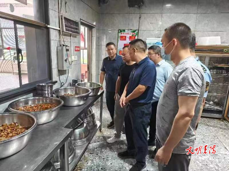 市领导督导学校食品安全“两个责任”落实情况