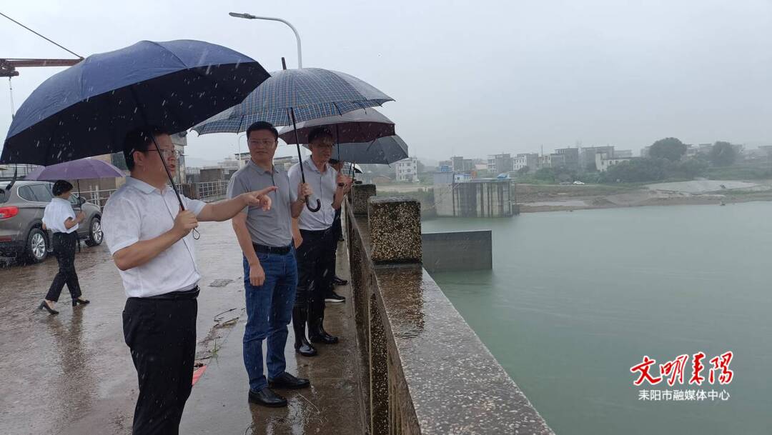 龚志桂到灶市街街道督导防汛抗灾工作