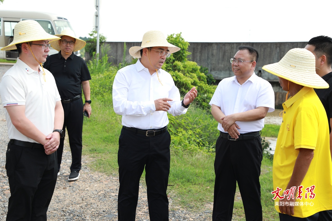 赖馨正到马水镇巡河巡林并督导当前重点工作