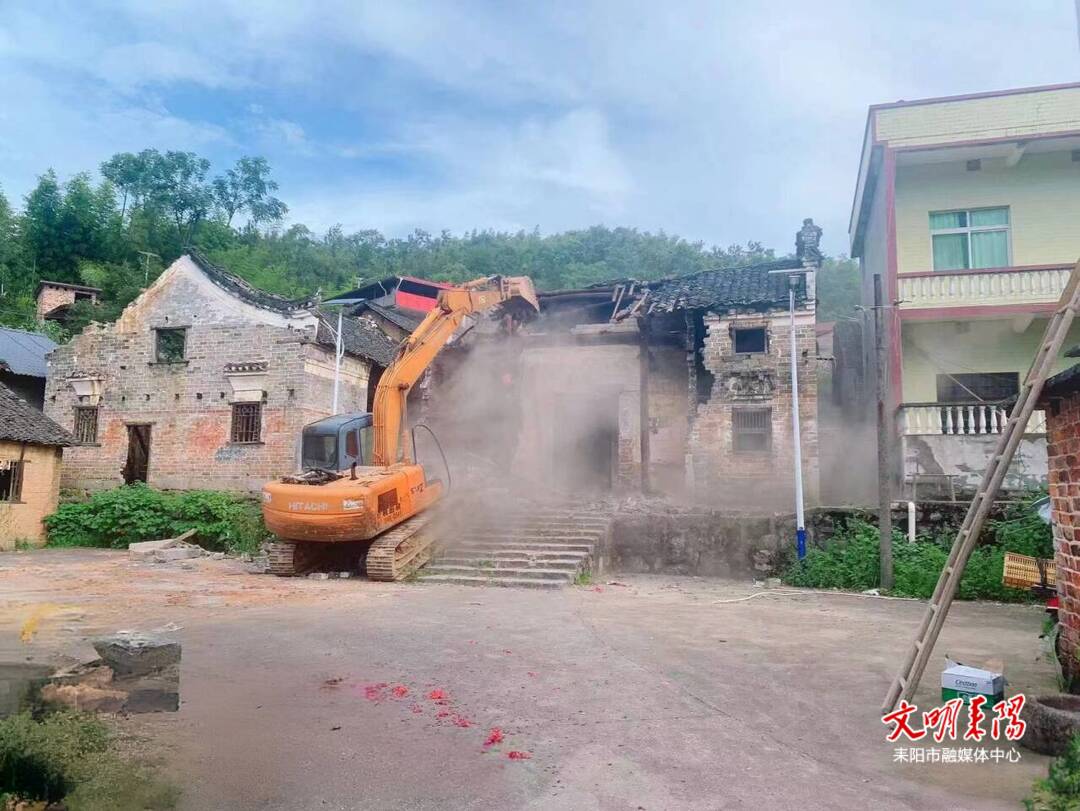 【简讯】太平圩乡：拆除废旧危房 预防降雨引发灾害