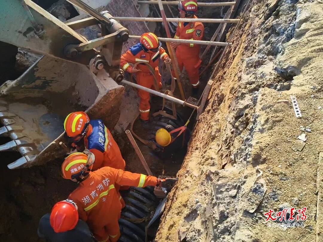工人不慎卡入管道 耒阳消防紧急救援