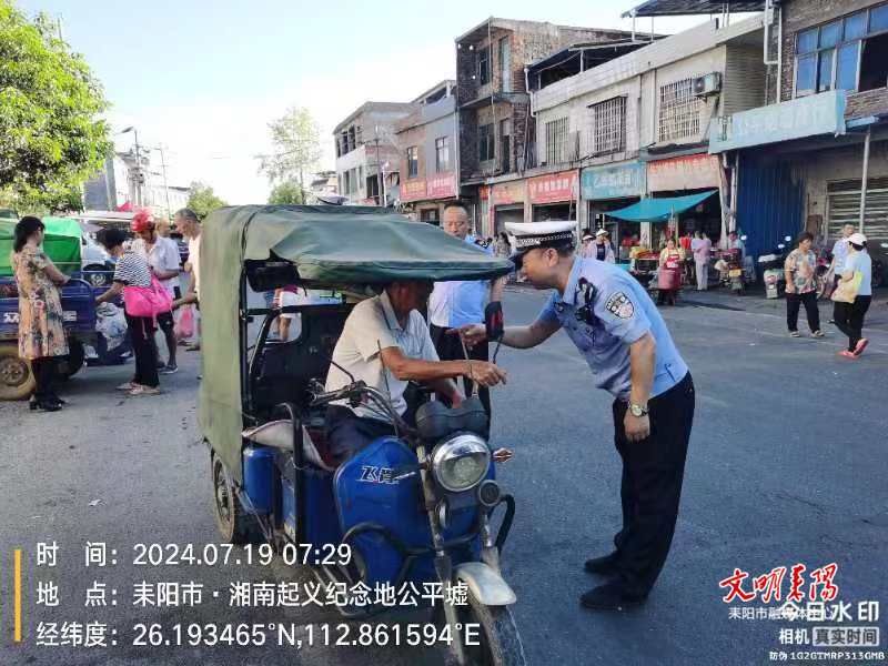 公平圩镇：开展道路交通安全劝导 守护群众出行平安