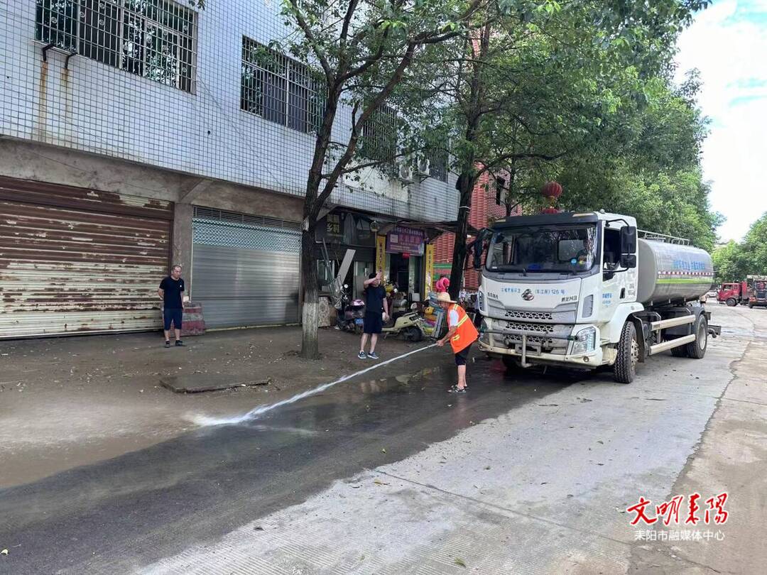 洪峰过境后 环卫清淤忙
