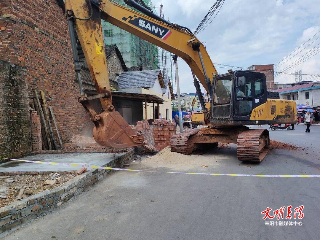 新市镇依法拆除违法建筑 助力镇区容貌提升
