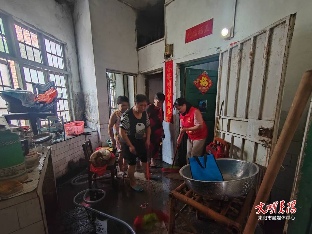 清淤一线“志愿红”！耒阳朝夕义工协会开展汛后清淤志愿服务活动