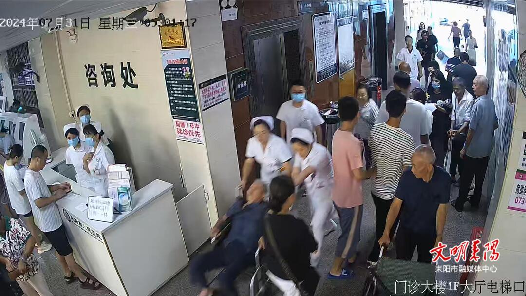 老人突发疾病晕倒  人民医院紧急救治转危为安