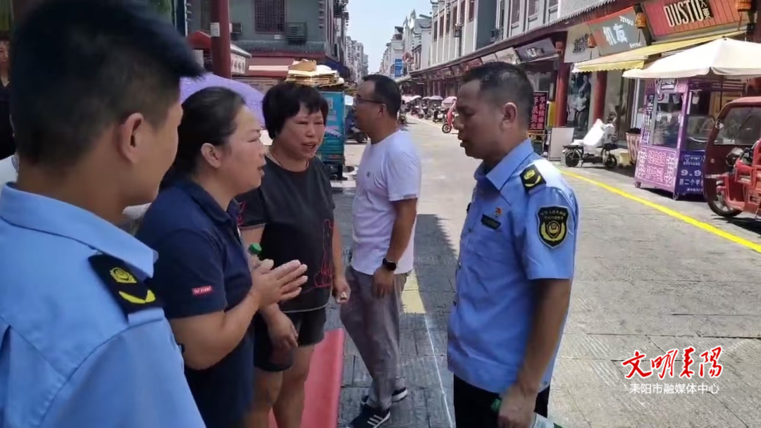 综执人员变身“调解员”    柔性执法助燃“烟火气”
