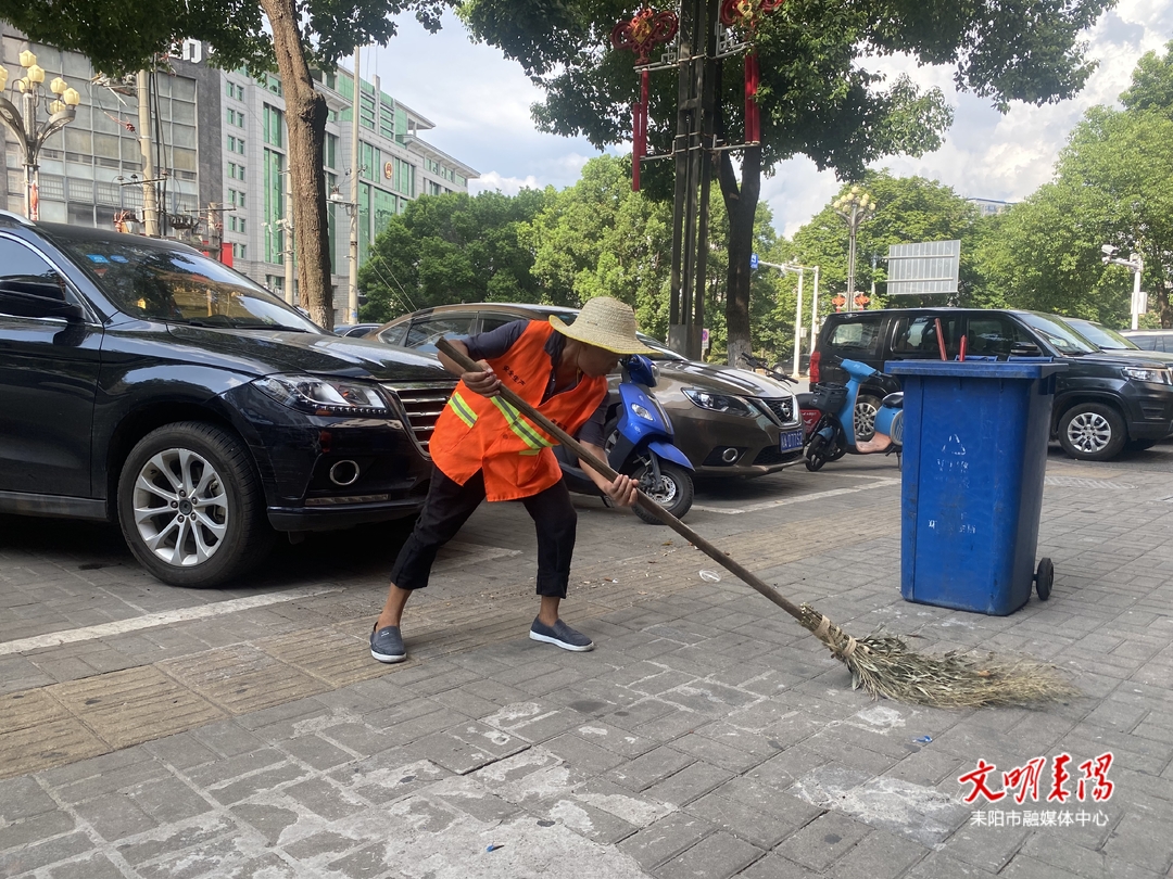 高温下的坚守：致敬烈日下的“城市美容师”