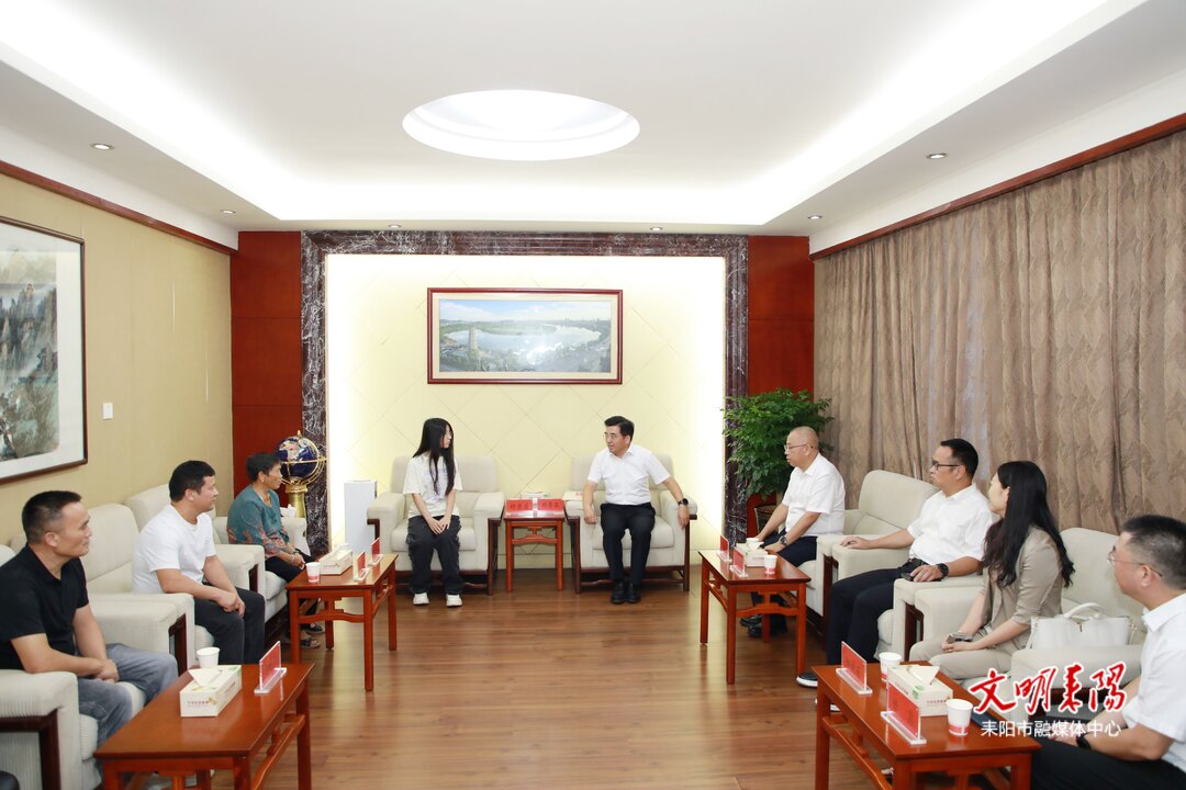 赖馨正尹立鑫会见“考古圈团宠”钟芳蓉
