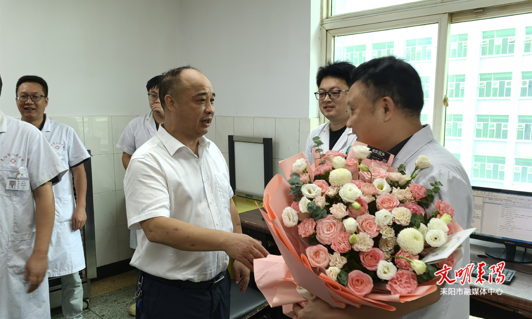 市领导到人民医院看望慰问一线医务工作者
