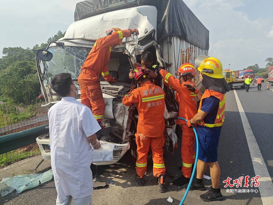 貨車追尾司機(jī)被困 耒陽消防緊急救援