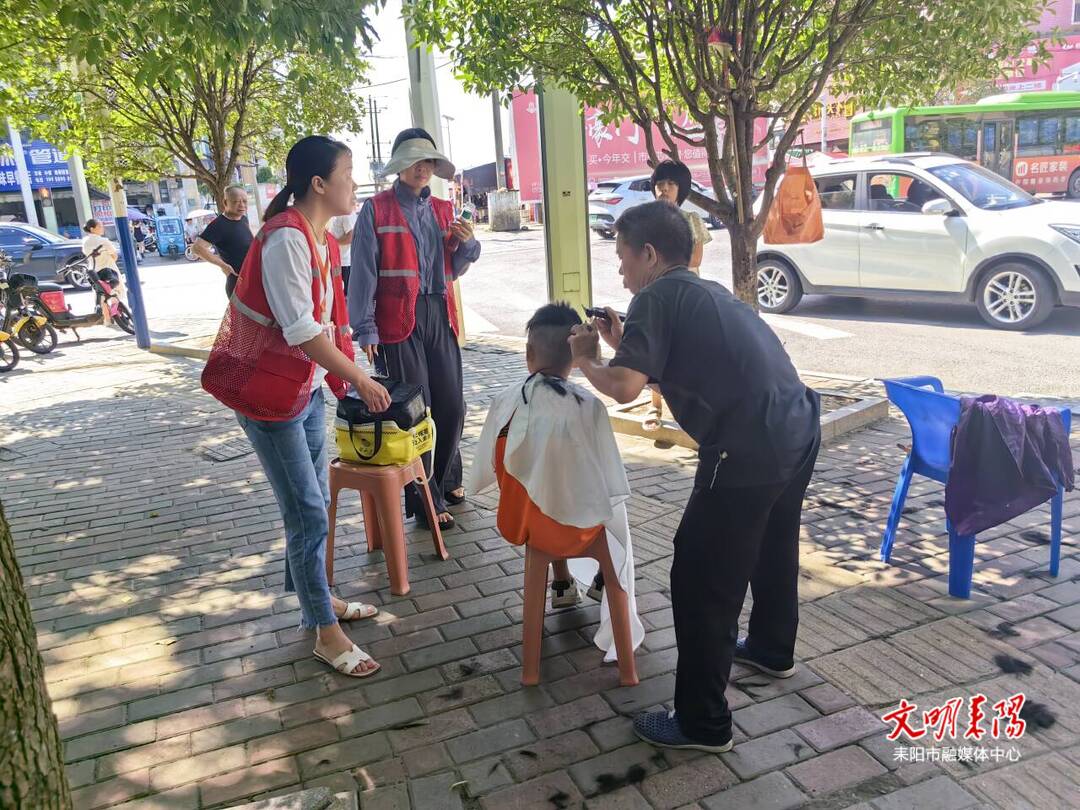 灶市街街道开展“店外经营、占道经营”专项整治行动