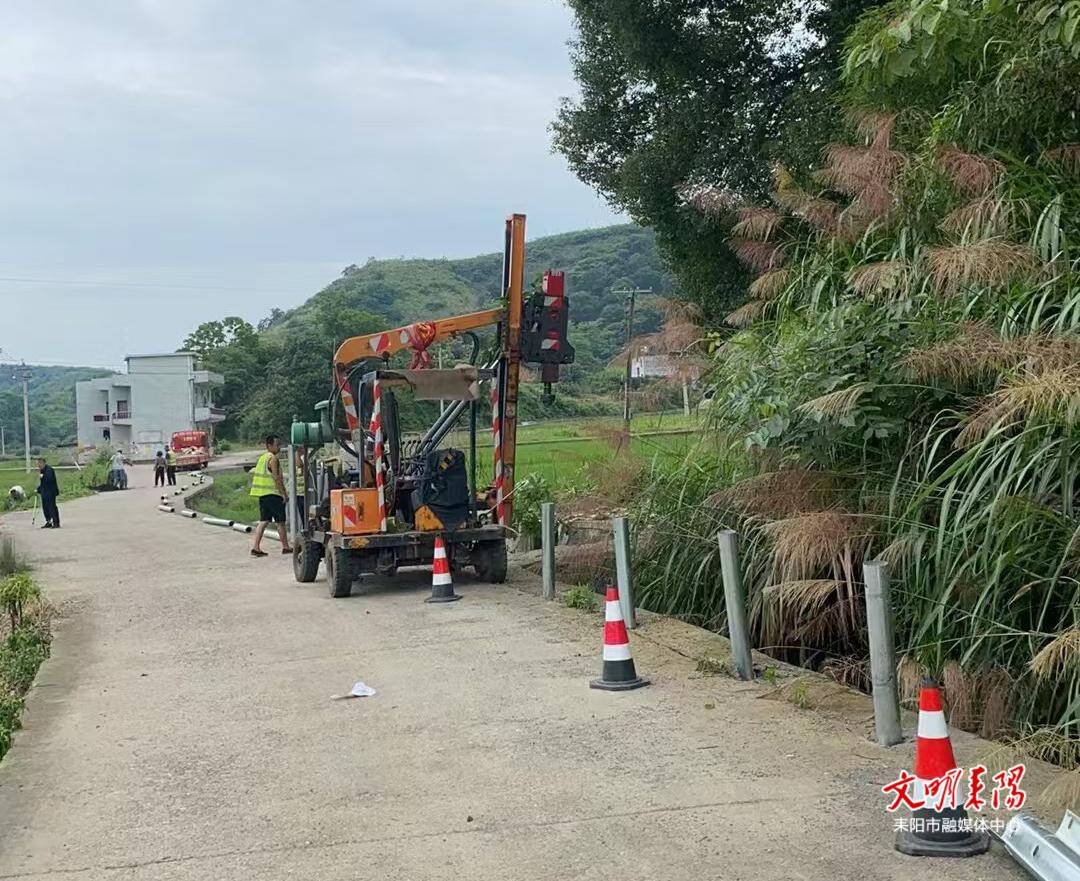 农村公路装护栏   耒阳为近200公里乡道系上“安全带”