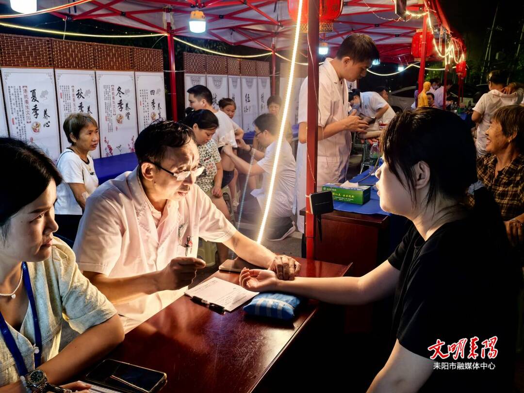 “烟火气”邂逅“草药香”  耒康骨科医院“中医夜市”受青睐
