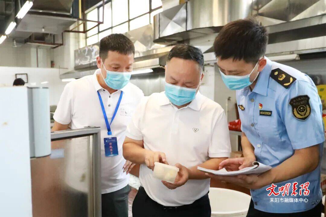 市領(lǐng)導到杜甫學校督導食品安全工作