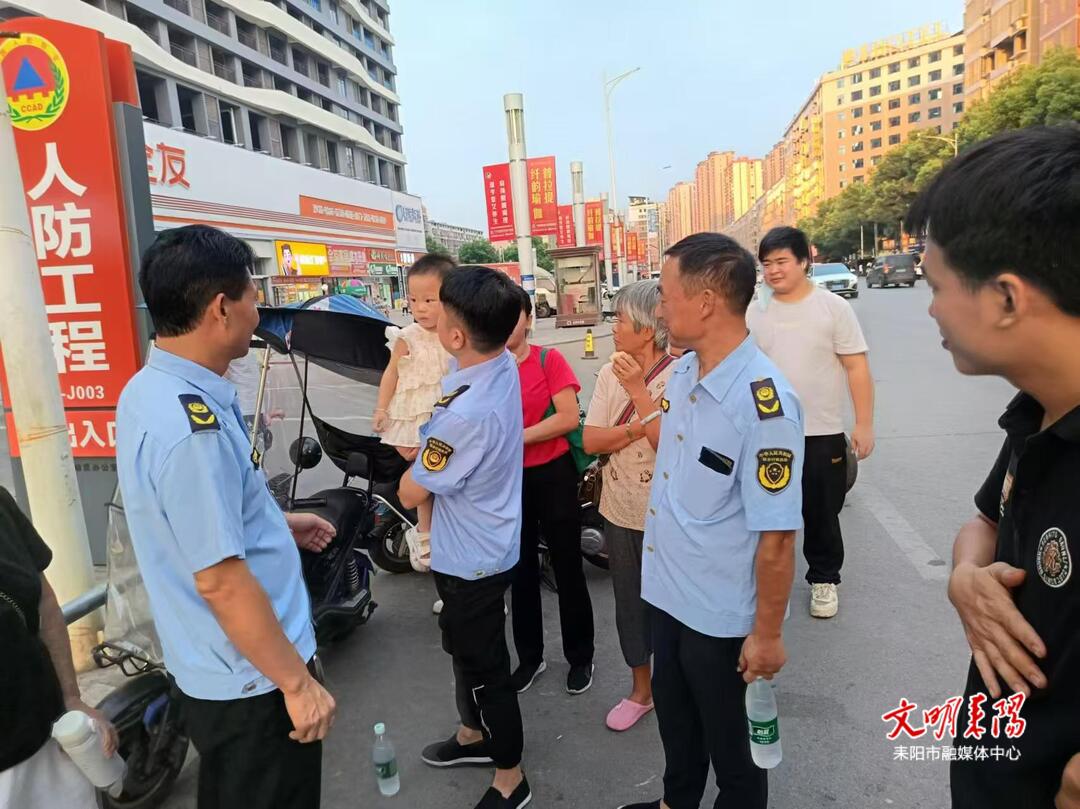 两岁萌娃街头走失    “执法蓝”暖心帮助找回家人